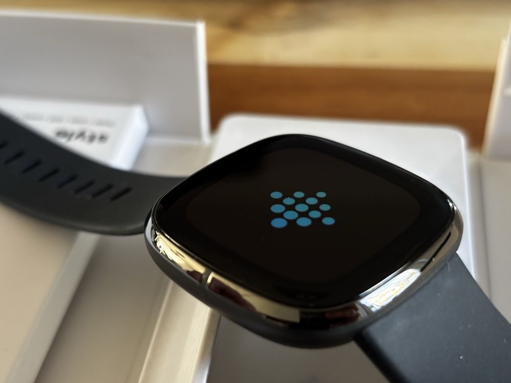 Nowy Fitbit Sense grafit, EKG, stres, monitoring glikemii