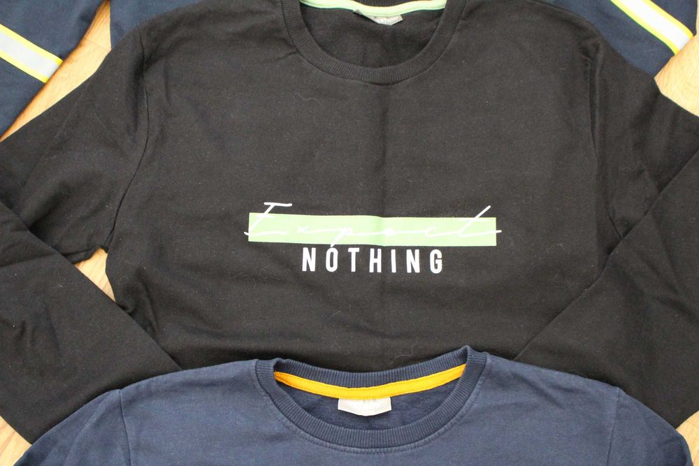 Trzy bluzy chłopięce w rozmiarze 158-164 i grube skarpety