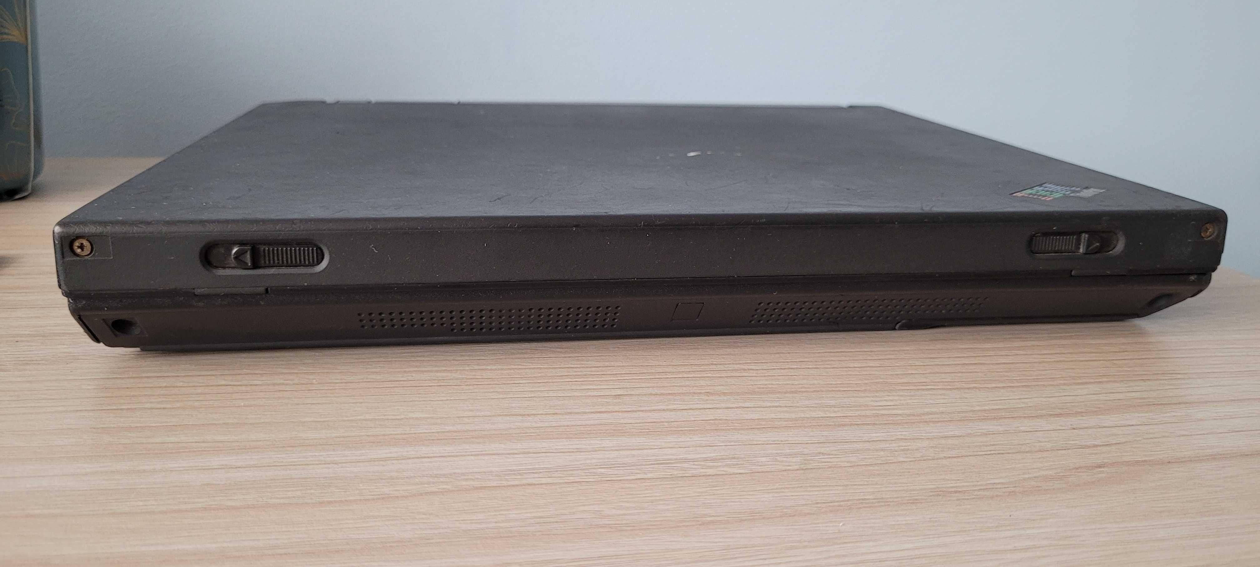 Zabytkowy komputer ibm thinkpad t30
