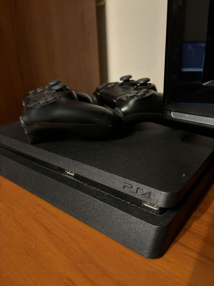 Playstation 4 z padami,ładowarką bezprzewodową oraz kamerką