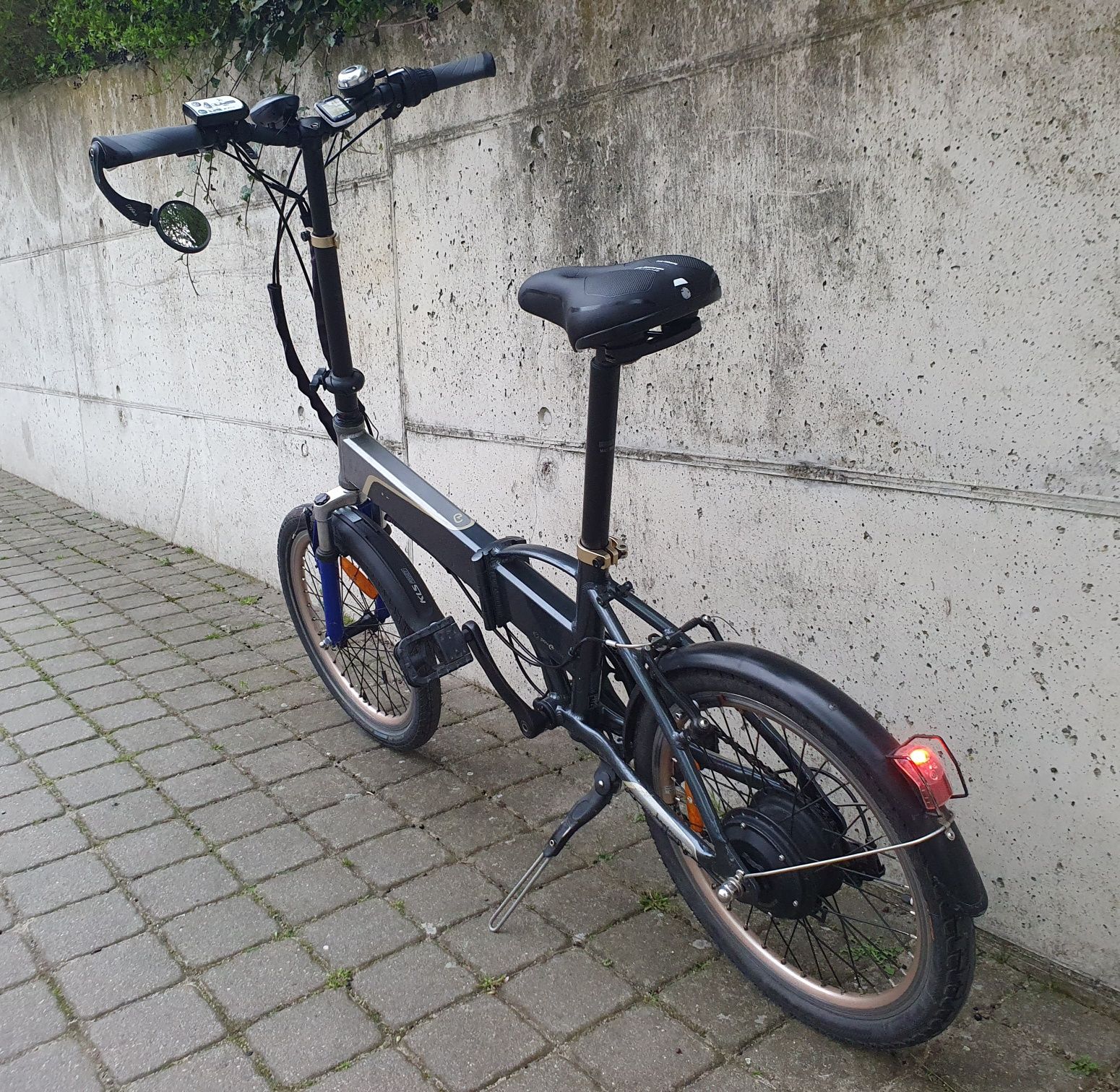Miejski rower z silnikiem elektrycznym na dojazdy do pracy