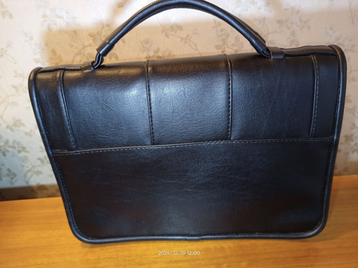 Torebka damska klasyczna czarna OKAZJA-JAK NOWA, wymiary 28x20x10 cm