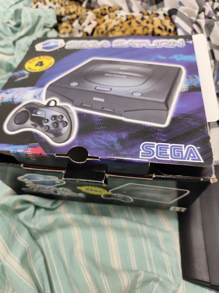 Sega saturn com a caixa e jogos