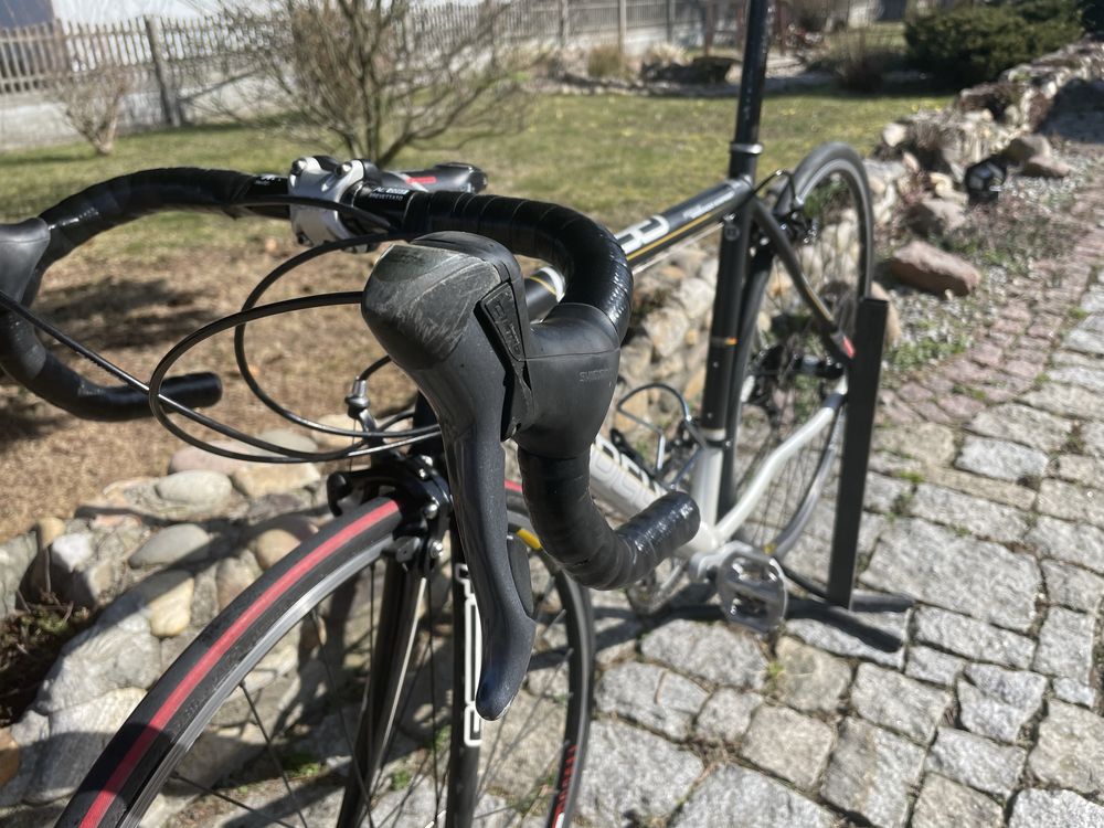 Szosa Kolarzówka FOCUS Variado Shimano Claris 2x8 widelec carbon fsa