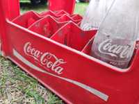 Oldschoolowa skrzynia Coca Cola razem z butelkami