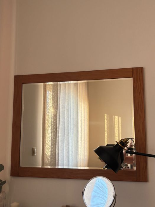 Espelho decorativo com moldura em madeira