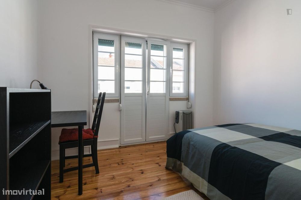 8877 - Quarto com cama de casal, com varanda...