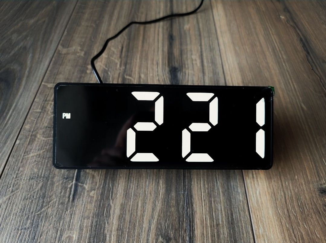 Zegarek z alarmem i termometrem