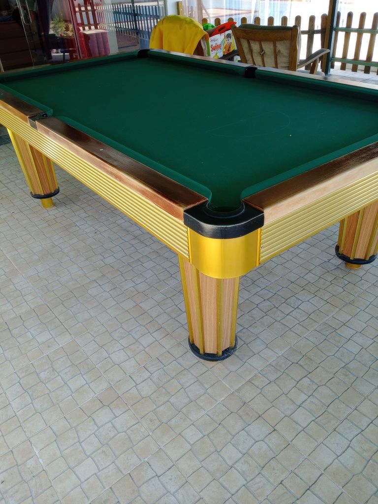 Mesa de snooker bem estimada