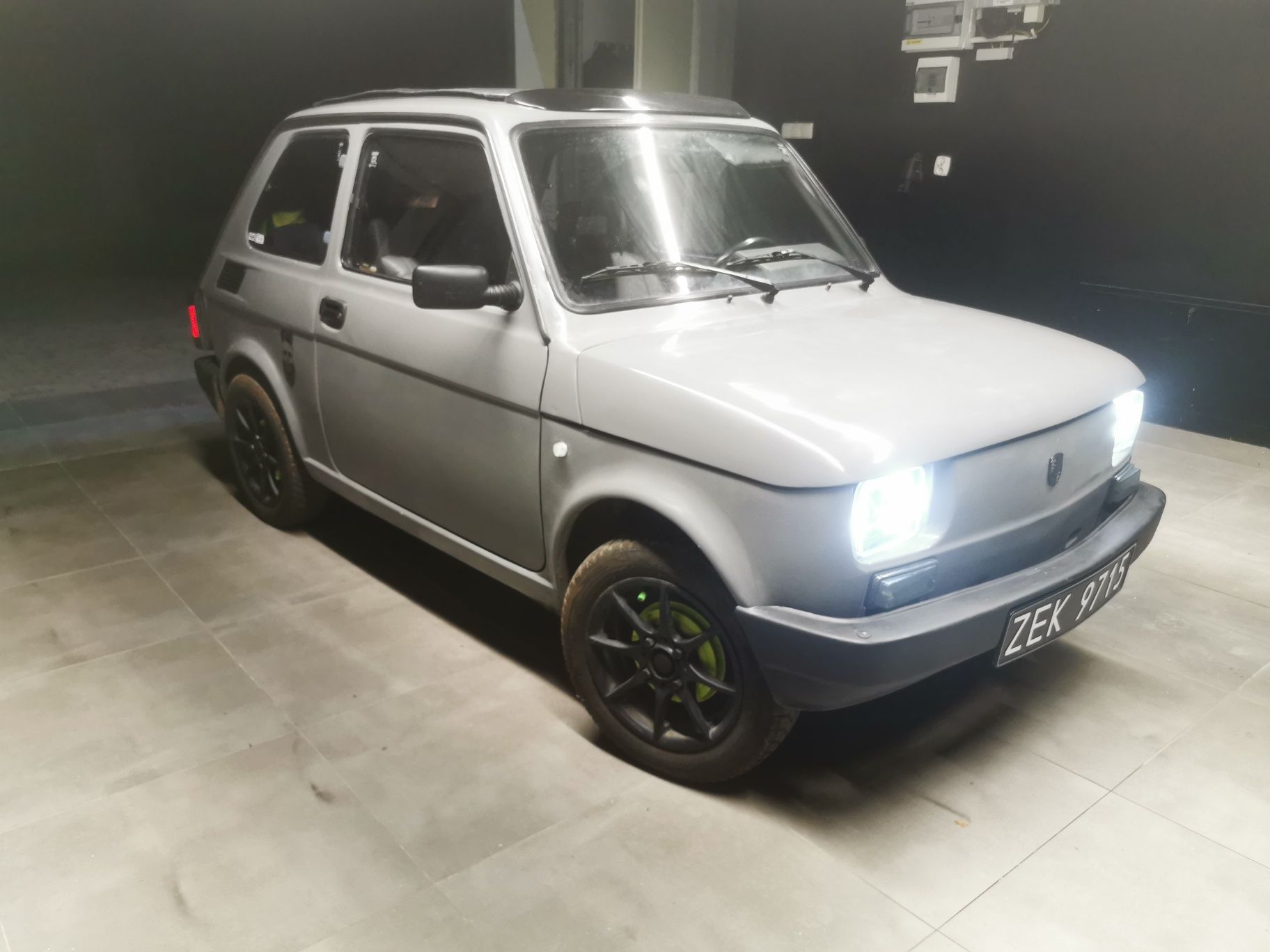 Fiat 126p po remoncie z otwieranym dachem