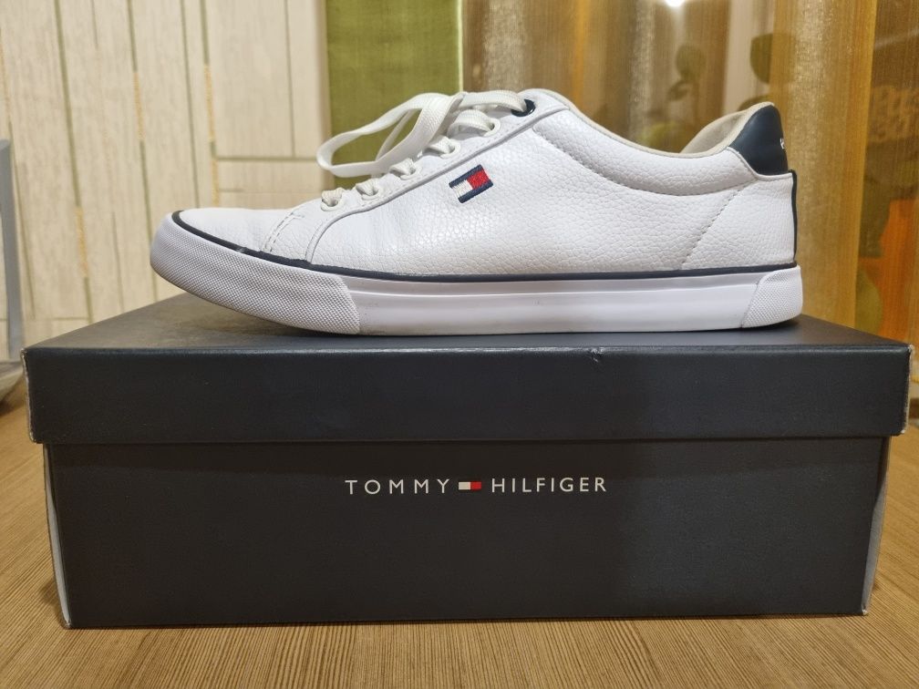 Продам кеди Tommy Hilfiger