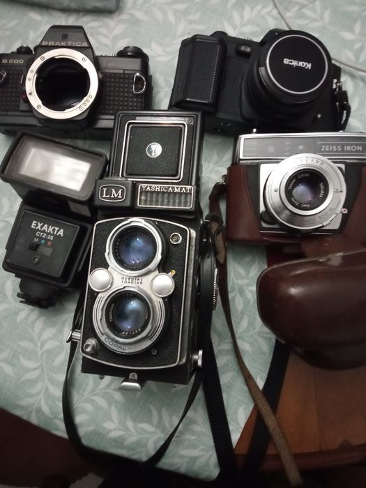 Quatro máquinas fotográficas. a Yashica está a funcionar,