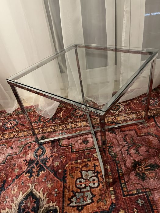 Szklany stolik kawowy w metalowej ramie Selsey