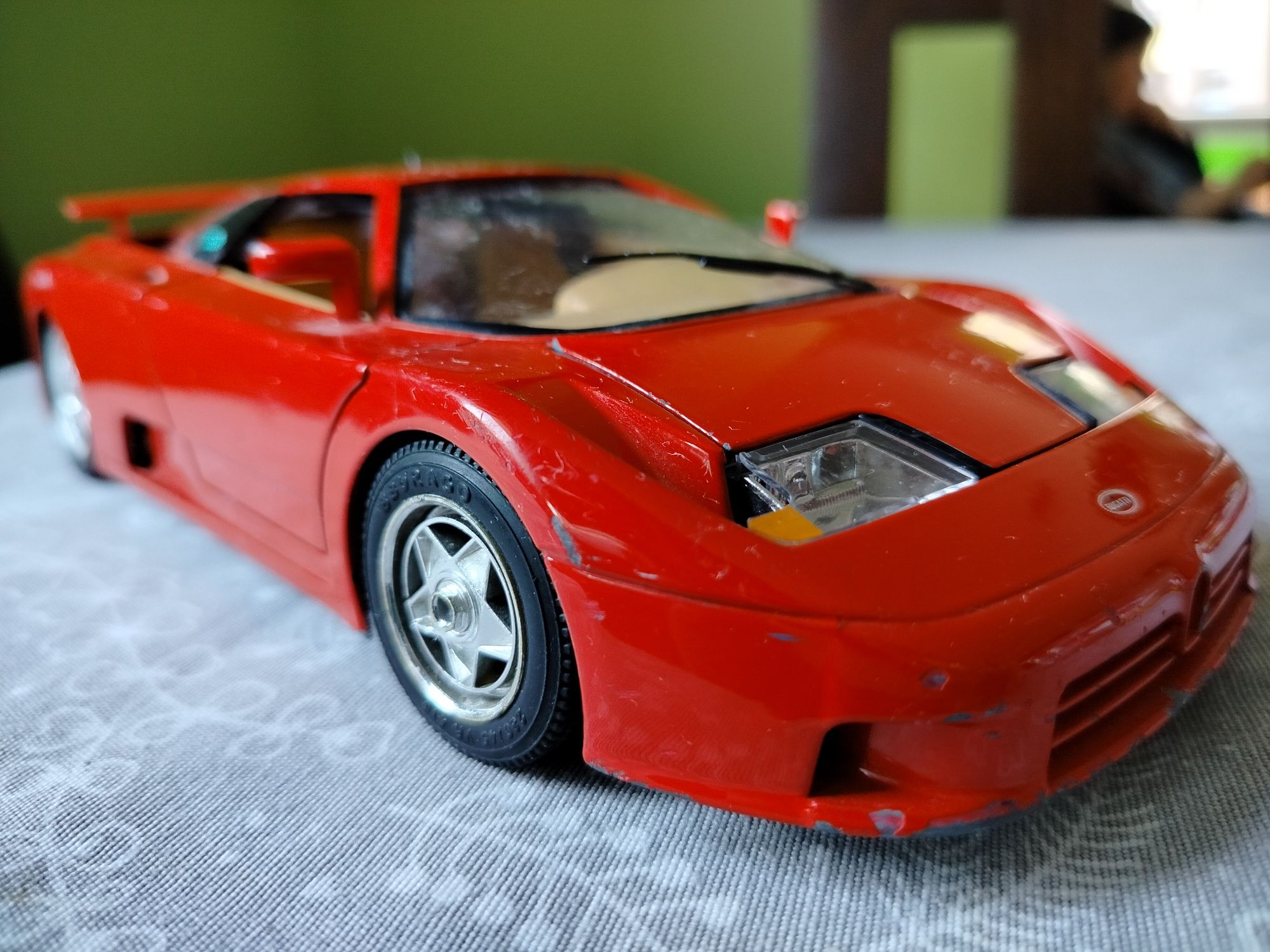 Model auta Bugatti w skali 1:18