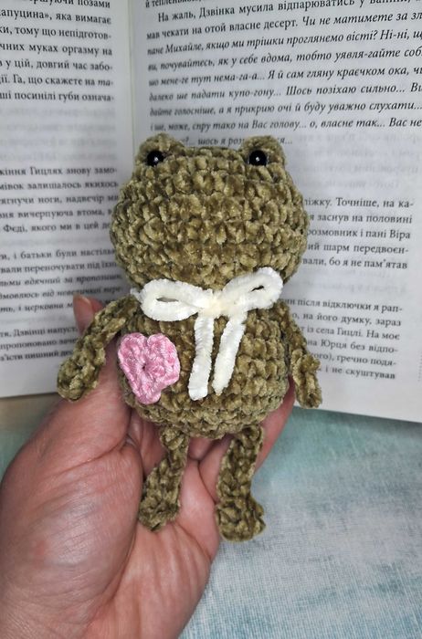 Prezent na walentynki pluszowa żabka walentynka amigurumi na szydełku