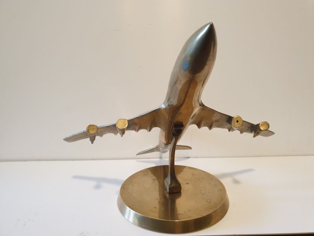 Grande vintage modelo de um avião em latão