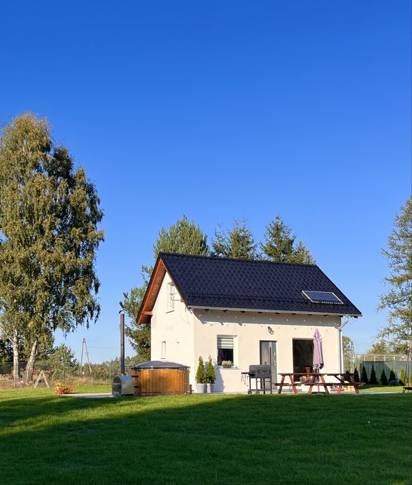 Domek nad stawem