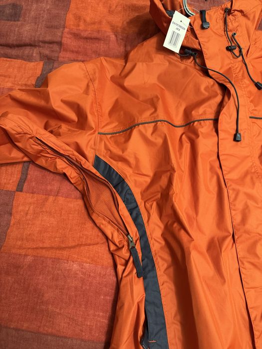 Куртка , ветровка , непромокаемая , очень красивая .