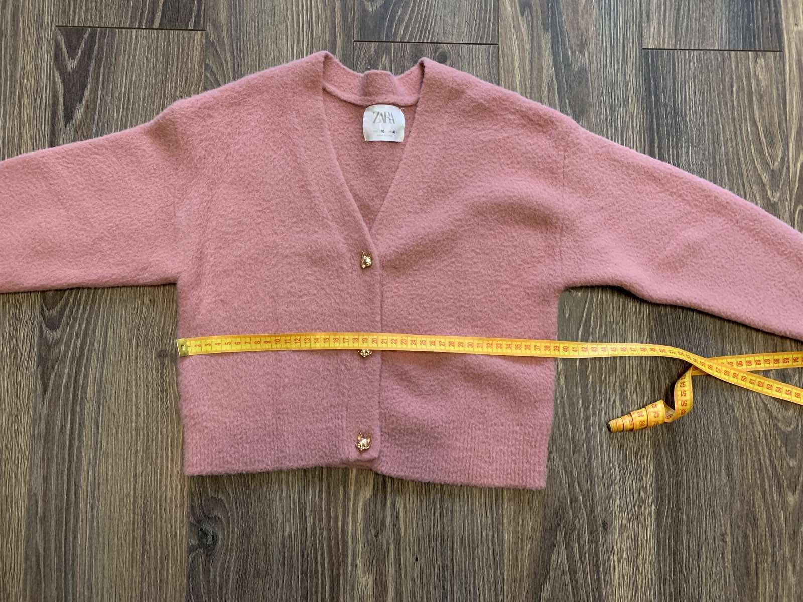 Кофта Zara для девочки со стильными пуговицами
