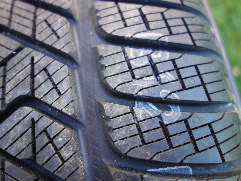 Opona PIRELLI SCORPION WINTER 235/55/18 1 Sztuka Nowa