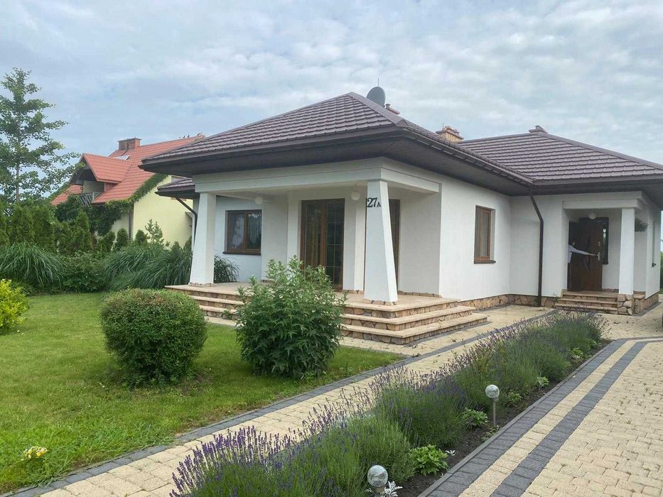 Dom w uroczym miejscu na obrzeżach Chełma z 2 garażami i budynkiem 150