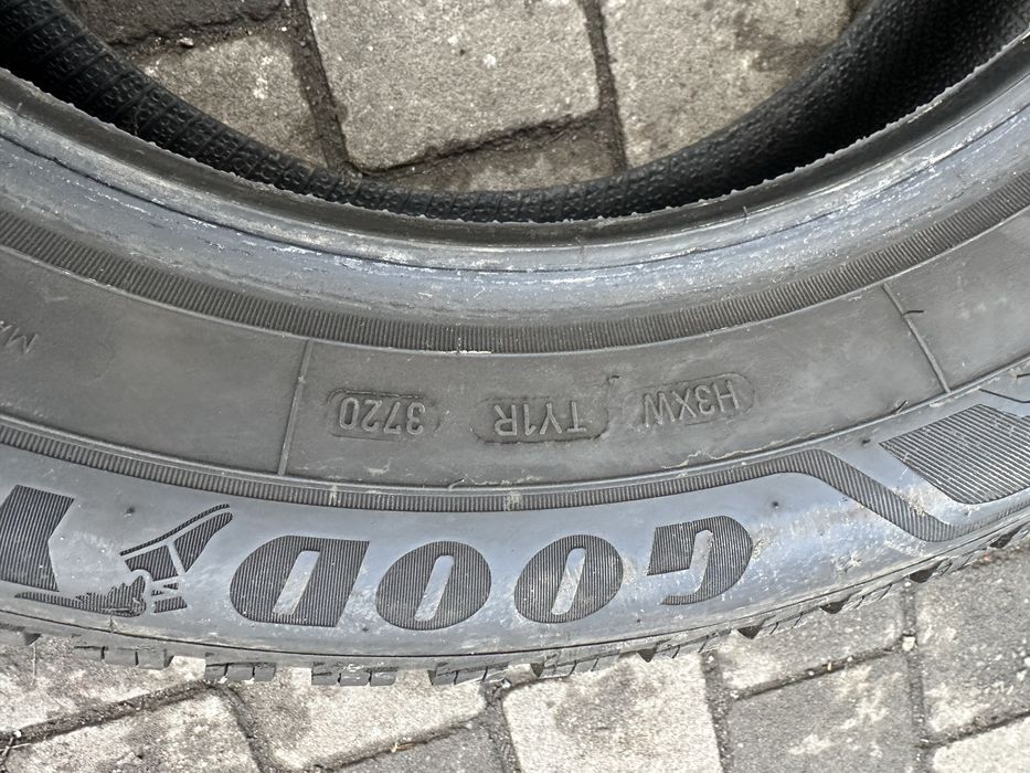 Шини зимові 205/60R16 goodyear комплект