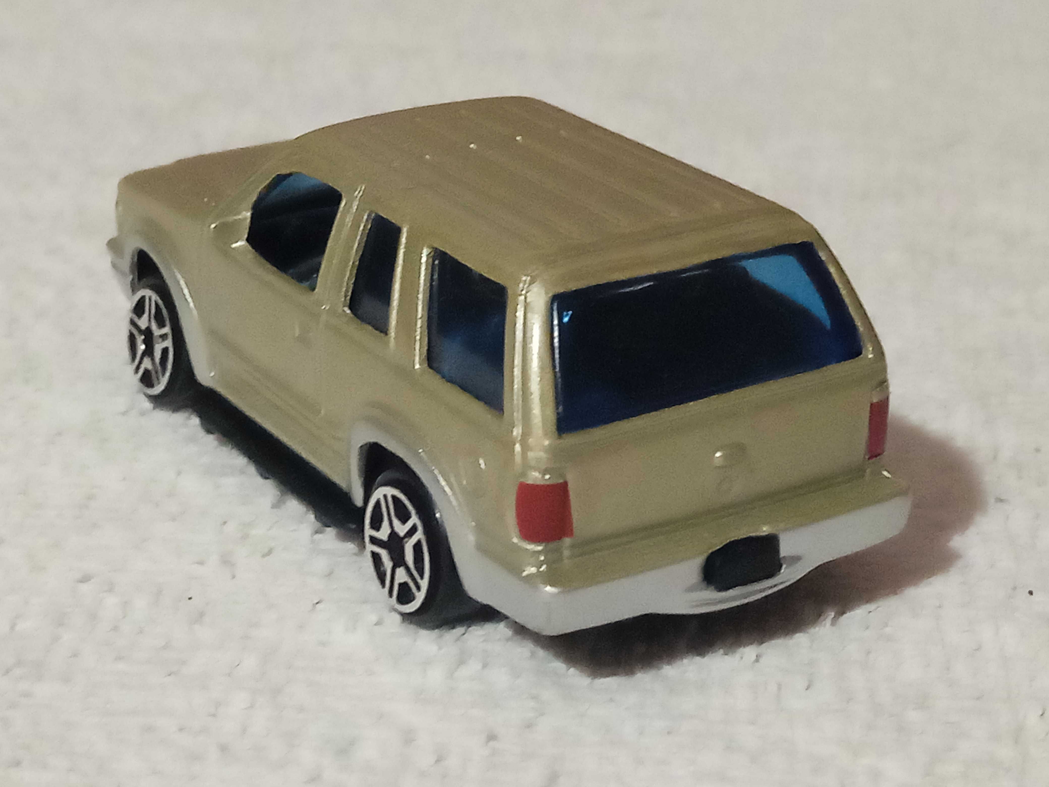 model Ford Explorer 1/64