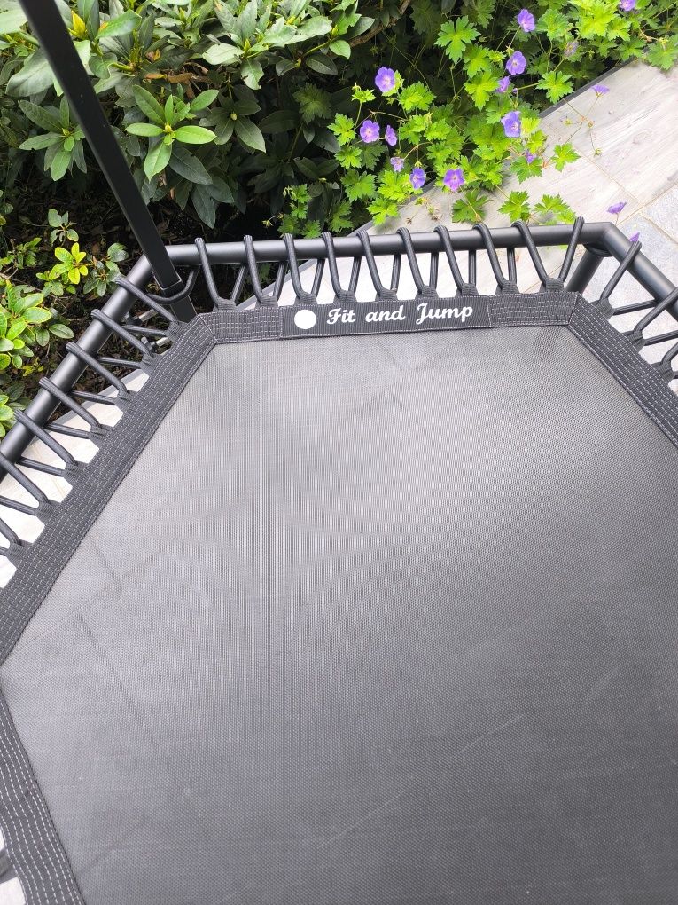 Trampolina fit and jump.