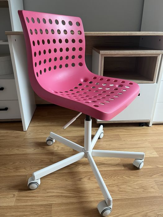 Biurko z szafką i krzesłem