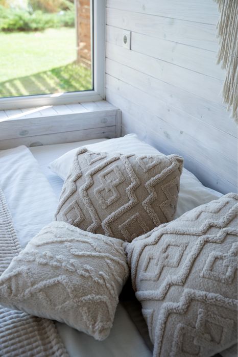 Дивовжний будиночок на березі чистого озера