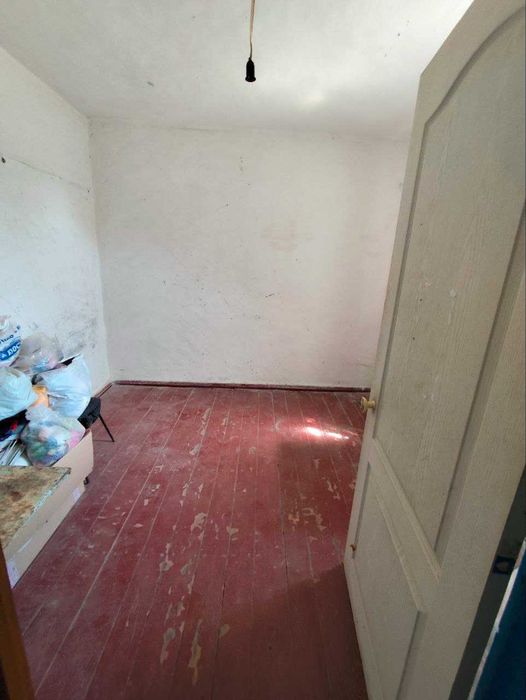 Продам цегляну окрему половину будинку в Золочеві під ваш ремонт.