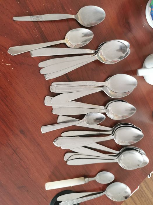 Colheres E faças diversas.