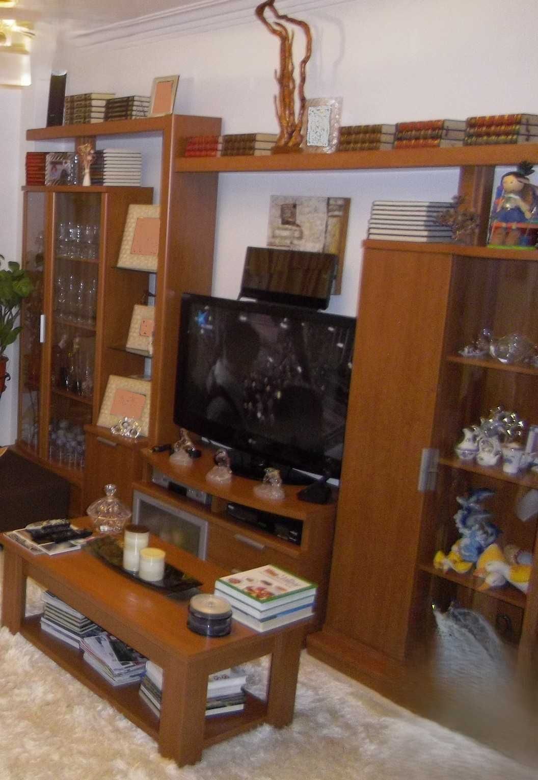 Móvel de Sala + Mesa de Centro em Madeira – 400 € (Conjunto Completo)