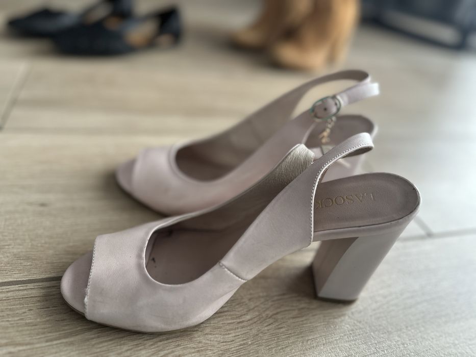 Beżowe sandały na słupku Lasocki