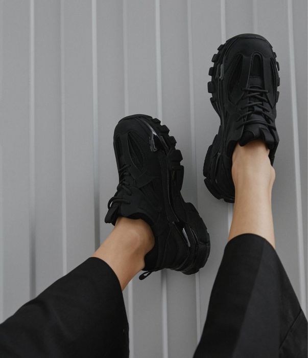 Чорні кросівки естро