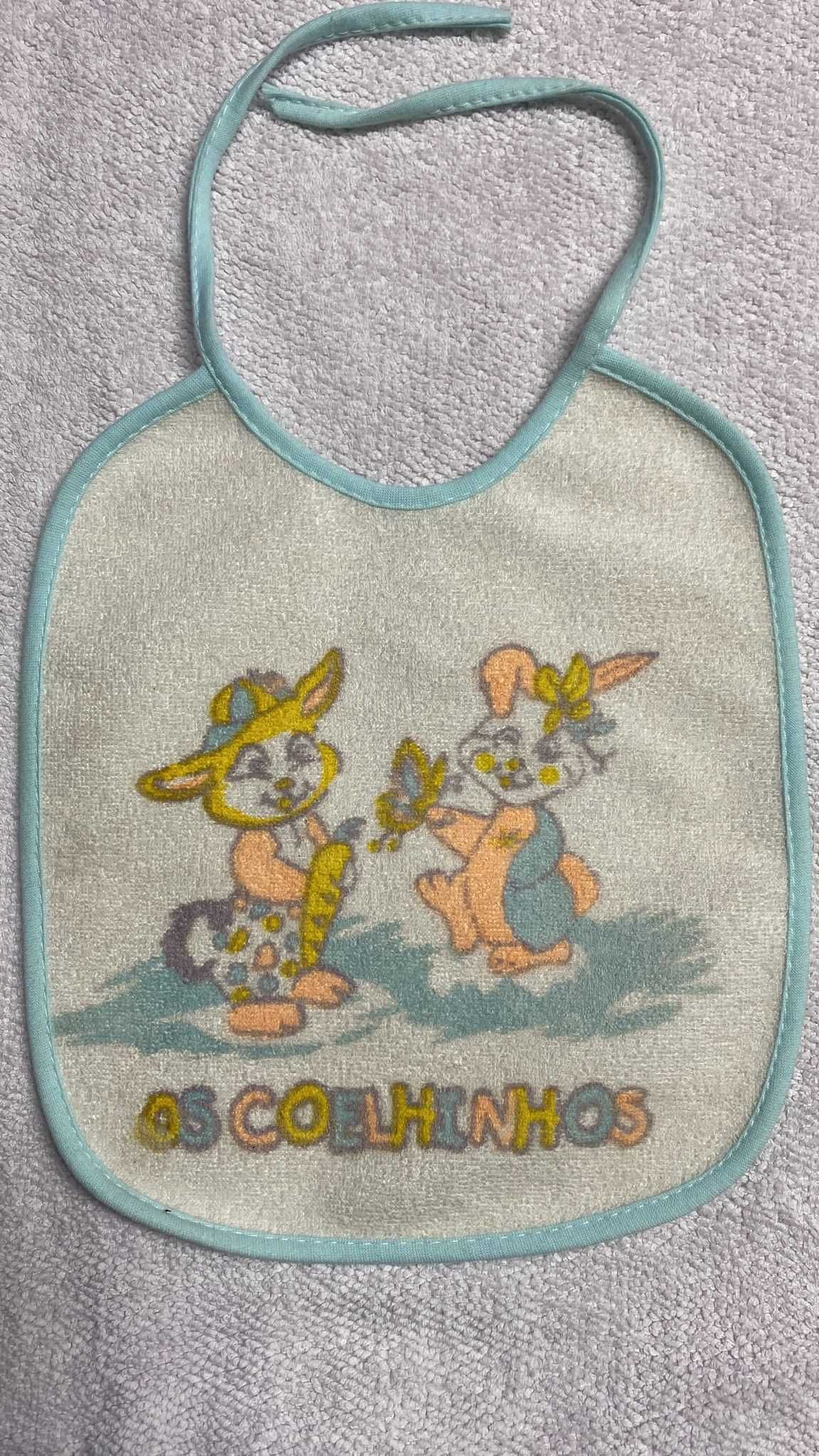 Babete plastificada para bebe Azul e Branca "Os Coelhinhos" NOVA