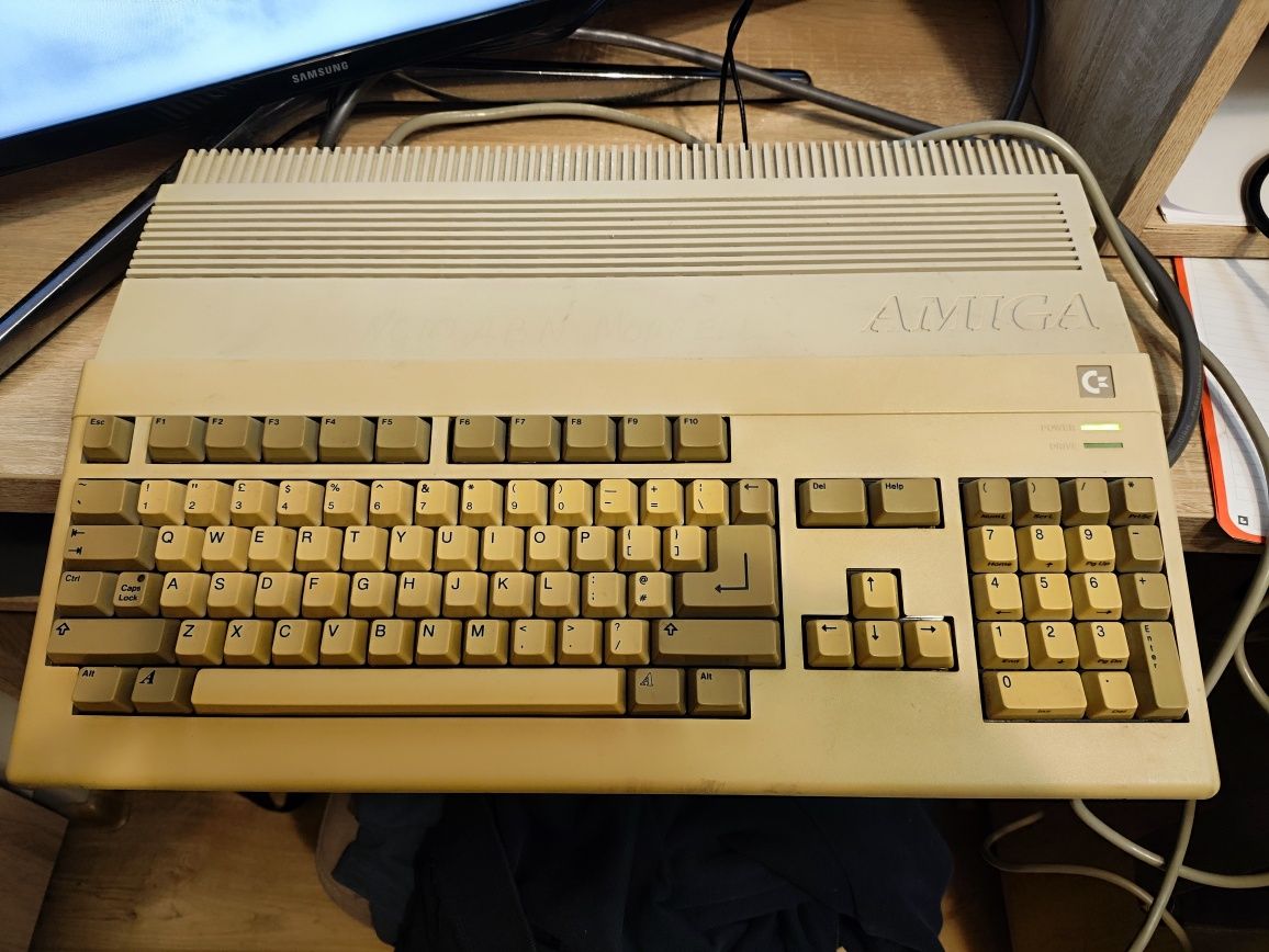 Amiga 500 + zasilacz, oryginalna PLOMBA producenta - Katowice
