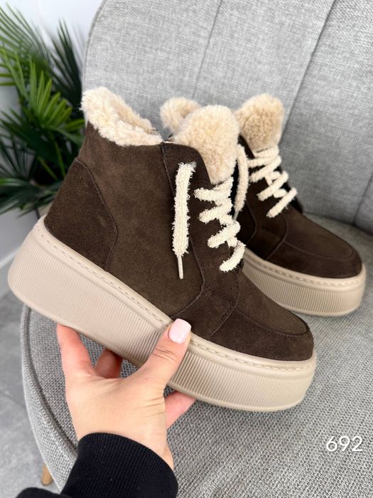 Жіночі шкіряні зимові черевики в кольорах