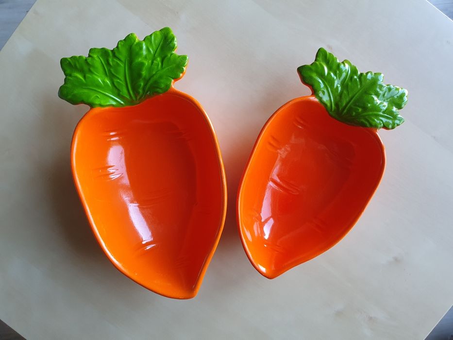 Dwa półmiski marchewki