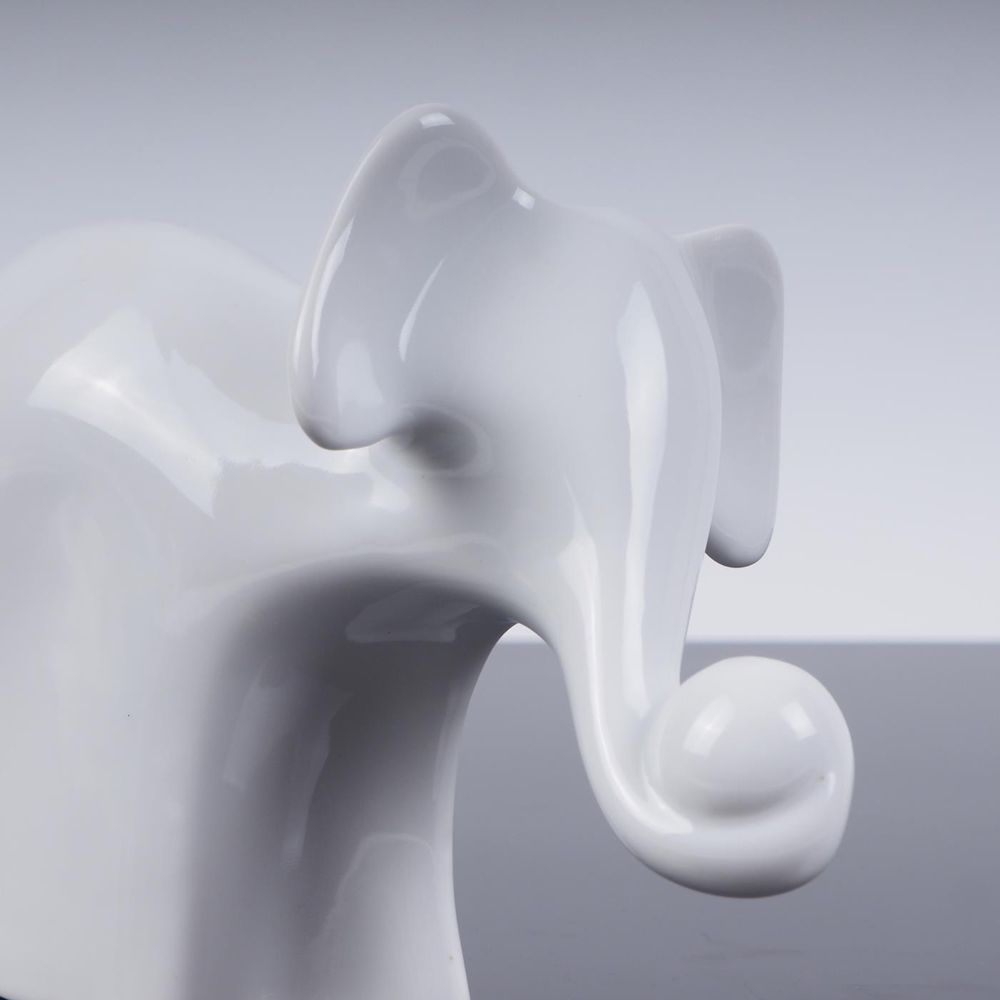 Prototypowa figurka  Słoń z piłką Technikum Ceramiczne Karlowe Wary