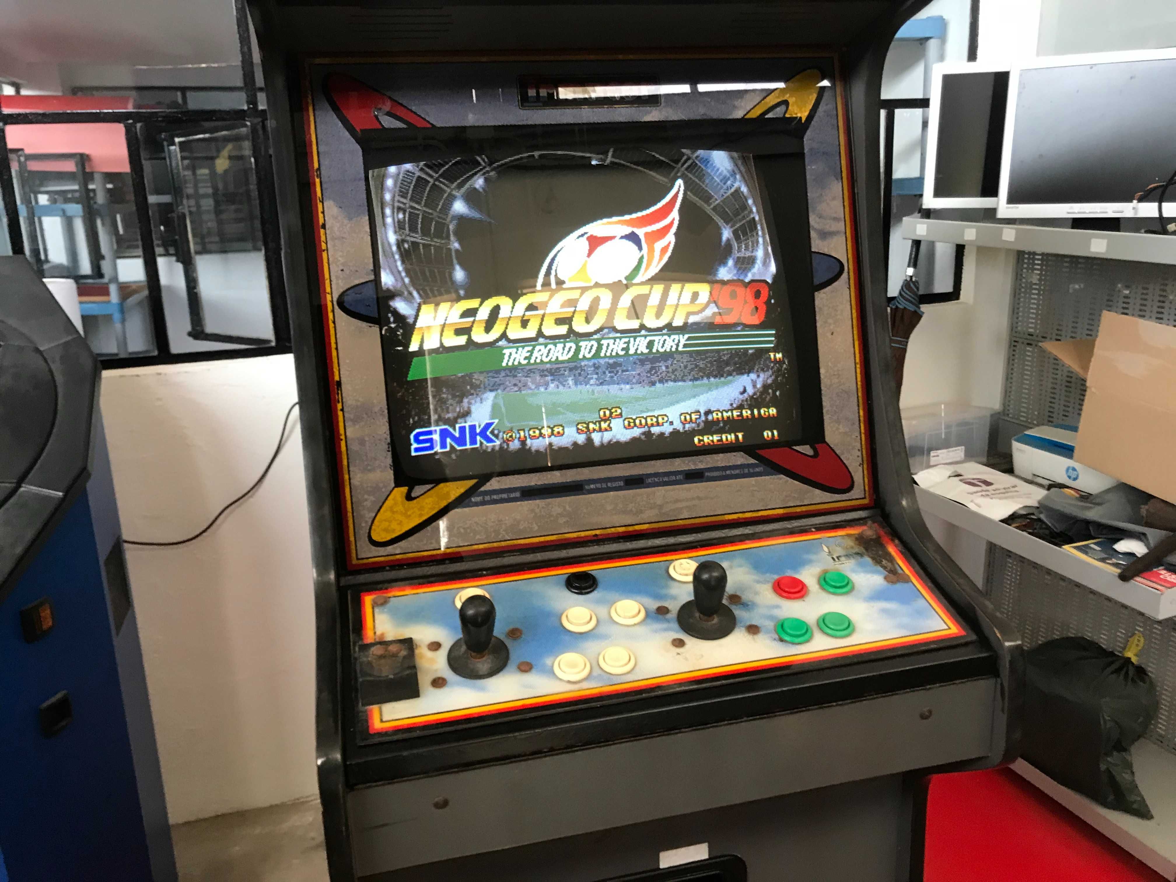 Máquina Video Arcade c/ Slot Neo Geo p/ 4 Cassetes