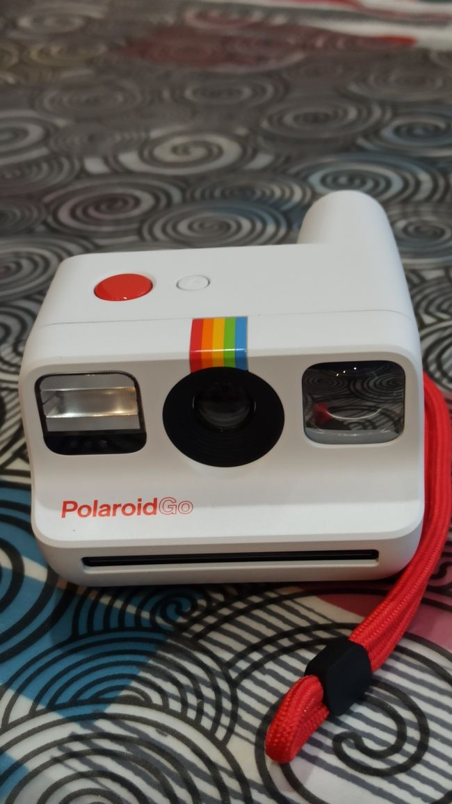 Фотокамера Polaroid GO в комплекті з білим кейсом з пластику.