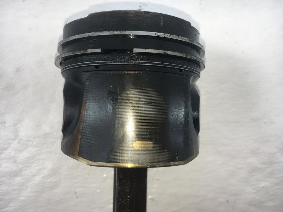 Шатун VOLVO XC60 2008-2013 (з поршнем, для двигуна D5244T) 31339269