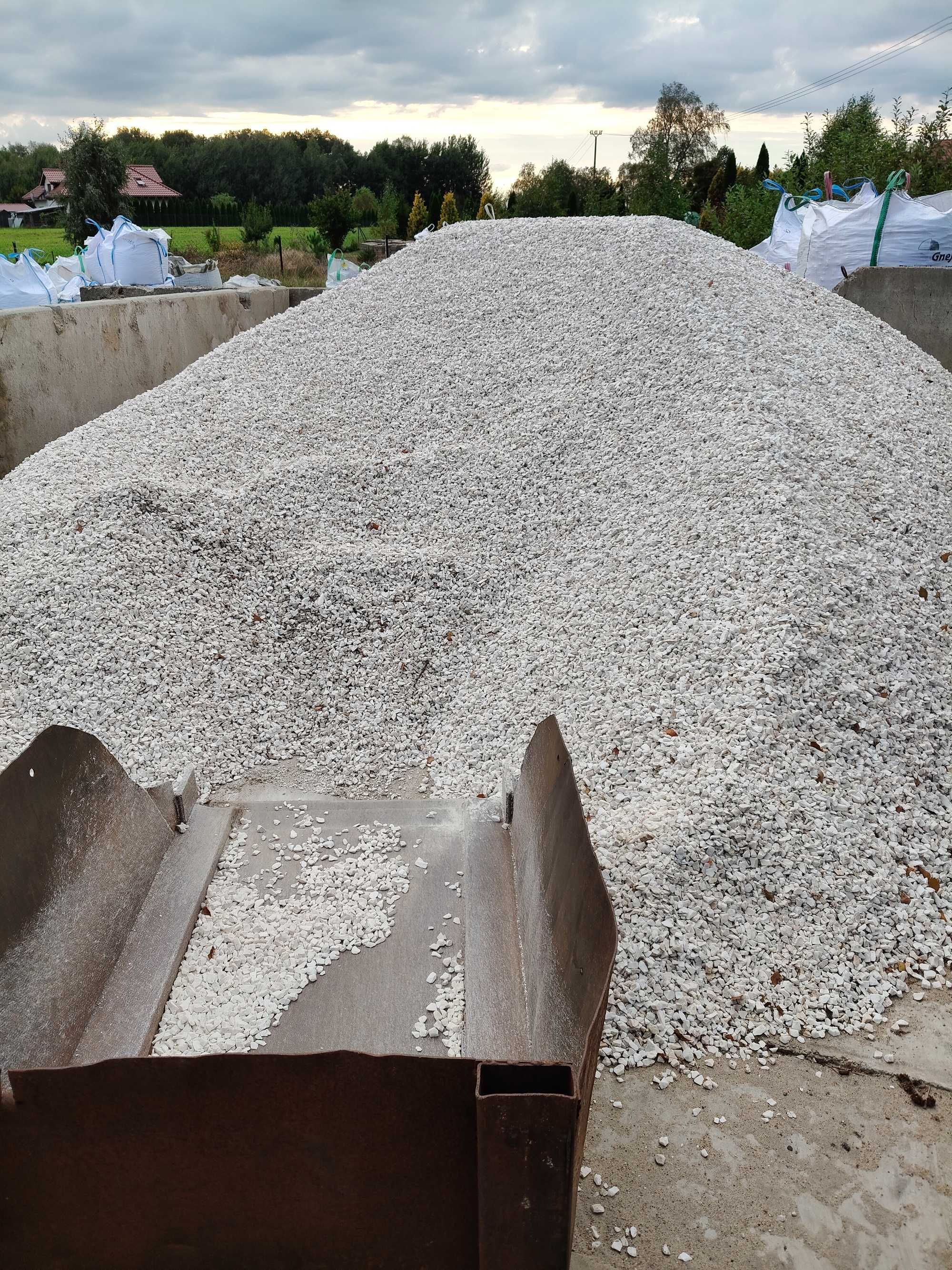 Kruszywa , grysy , otoczaki , 26 ton
