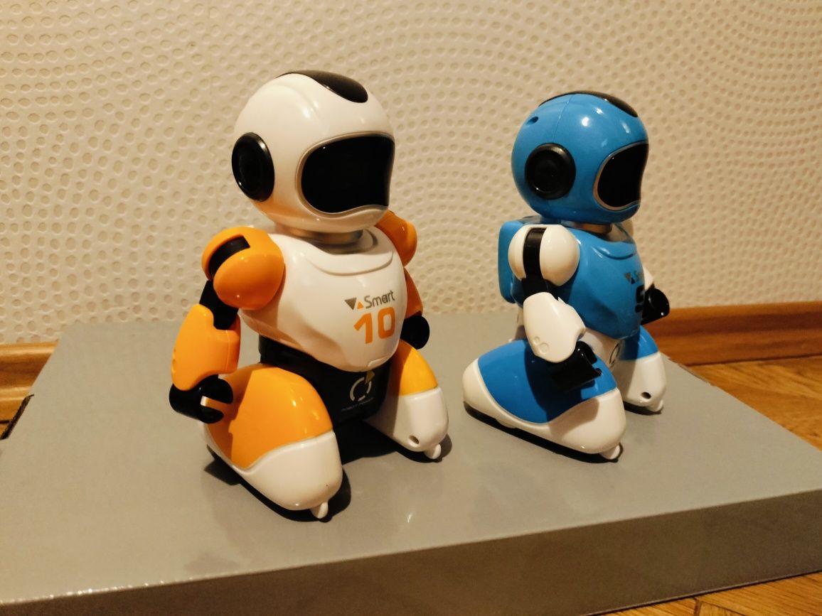 Dwa roboty interaktywne grające w piłkę