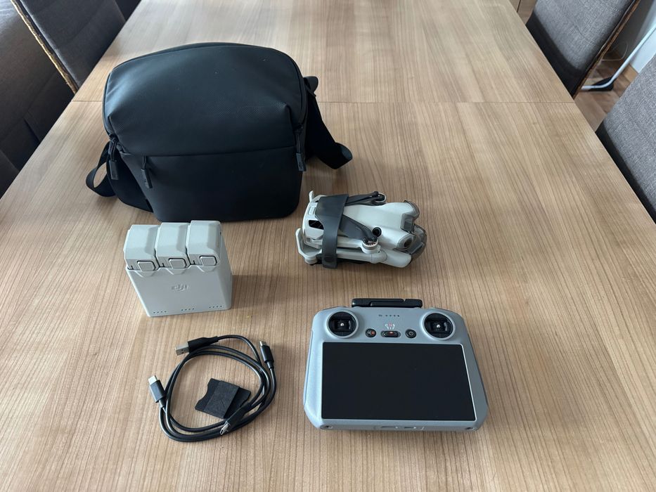 Dron DJI mini 4 pro kontroler RC Fly more combo