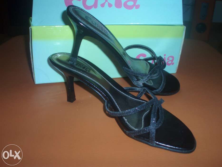 Sandálias NOVAS sem uso
