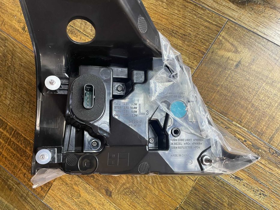 Tesla Model 3/Y фонарь задня оптика фара стоп ліхтар в ляду