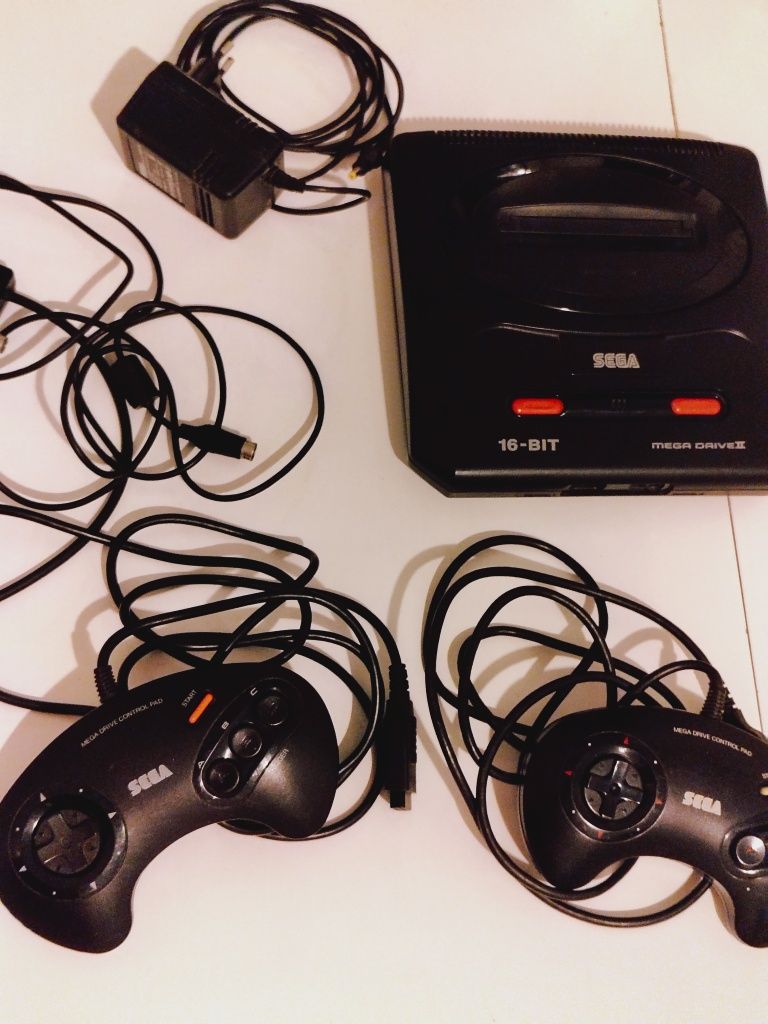 Mega Drive II com 2 comandos
