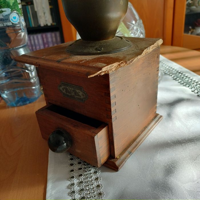 Piękny stary młynek do kawy PeDe